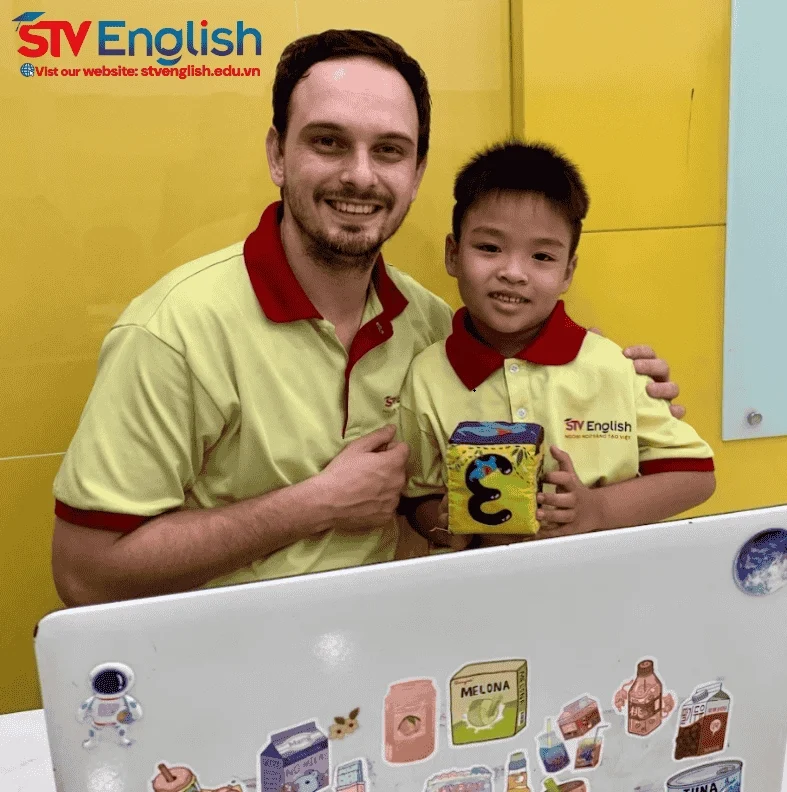 Giáo viên và học viên STV English trong giờ học tiếng Anh