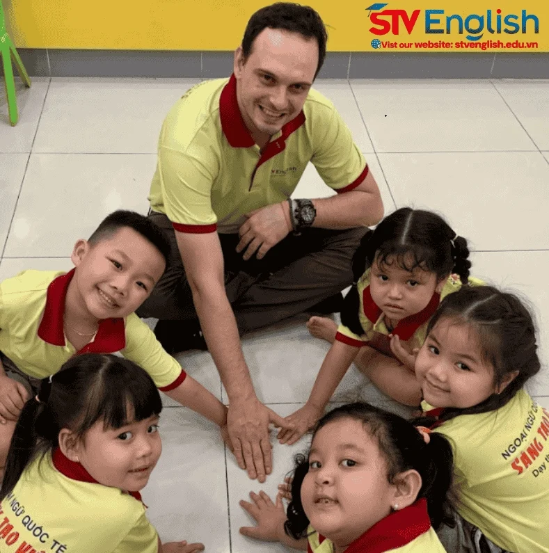 Giáo viên STV English học cùng các em nhỏ